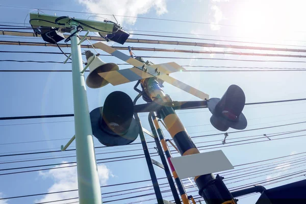 Uppslagsvy För Järnväg Korsning Skylt Med Trafikljus Semafor Elektrisk Tråd — Stockfoto