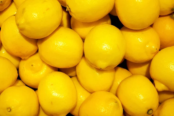 Portre ve kırpma yığın büyük limon. Taze Pazar satışında.