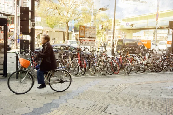 Osaka Japón Mayo 2018 Montón Bicicletas Personas Estacionadas Área Estacionamiento —  Fotos de Stock