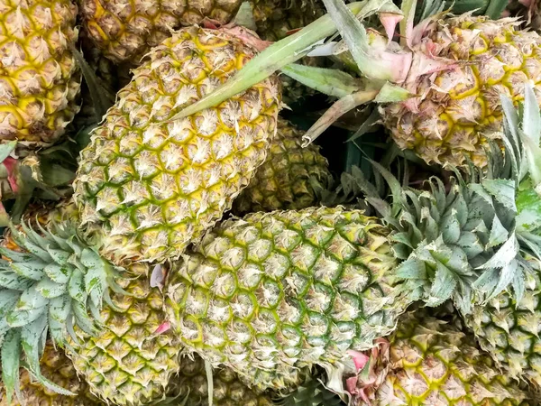 Portre ve kırpma yığın ananas içinde belgili tanımlık çarşı.