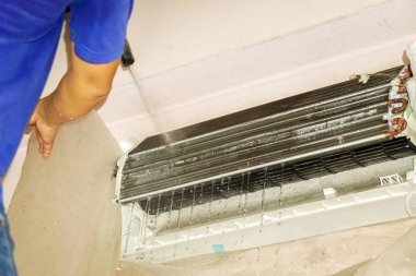 Portre ve ürün el ev kullanıcısı Klima soğutucu bobini yatak odasında temizlik su tabancası atomizer tutan elektrik onarım teknisyeni.