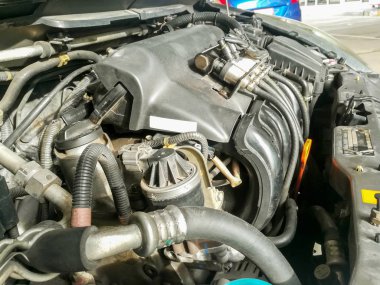 Tak ve kablolama araç motoru üzerinde yüklü likit gaz sisteminin. Sıvı gaz sistemi diğer enerji nerede benzin fiyatı artıyor bugün ve popüler ve hiçbir elektrikli araçların içinde kullanılan bir seçimdir
