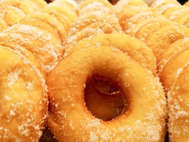 Portre ve ürün bir sürü raf pastane dükkanı arka plan ve duvar kağıdı üzerinde şekerli çörek. Halka bir koroner arter hastalığı ve obezite hastalığı neden olur.