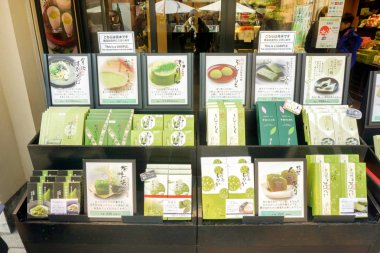 Uji, Kyoto ili, Japonya - 18 Temmuz 2018: geniş bir Japon yeşil çay ve Uji şehir tarafından yapılan ürün yelpazesi. Uji şehir çoğu içinde Japonya Mükemmel yeşil çay üretimi için bir üne.