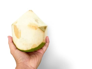 El ile gölge beyaz zemin üzerine soyulmuş insan holding Hindistan cevizi.