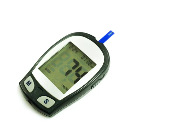 葡萄糖表机与血中葡萄糖的数量在屏幕上显示检查隔离在白色背景下 用路径制作 — 图库照片