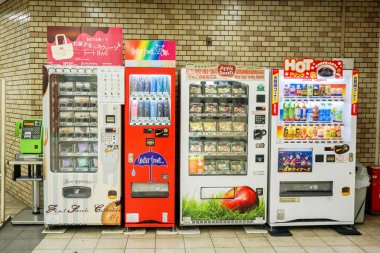 Osaka, Japonya, 16 Temmuz 2018: otomat Japonya'da satmak sadece meyve suyu, içecekler ve sigara, aynı zamanda küçük boy çanta, küçük şemsiye, öğle yemeği kutusu veya dilim meyve gibi çok çeşitli ürün satıyor.