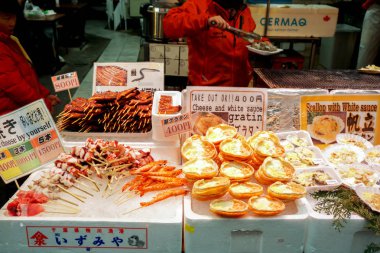 Osaka, Japonya, 16 Temmuz 2018: Izgara ve taze deniz ürünleri için alıcı etiket fiyatı Kuromon Market, Osaka, Japonya ile hizmet vermeye hazır.