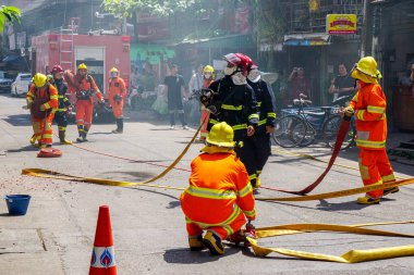 Lampang, Thailand, 07 Eylül 2018: Lampang şehir itfaiye grup hazırlamak çok yıllık prova yangın tatbikatı kentsel City için Yangın hortumlar.