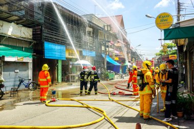 Lampang, Tayland, 07 Eylül 2018: Lampang görüntü itfaiye su gösteren sprey ve çok yıllık prova yangın tatbikatı kentsel City yangında gidermek için hortumları kontrol.