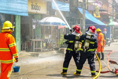 Lampang, Thailand, 07 Eylül 2018: Lampang itfaiye şehir Konfedere sprey su ve çok yıllık prova yangın tatbikatı kentsel City yangında gidermek için hortumları kontrol.