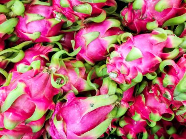 Dragon meyve en iyi görünüm ve kırpma yığın süpermarkette satmak.