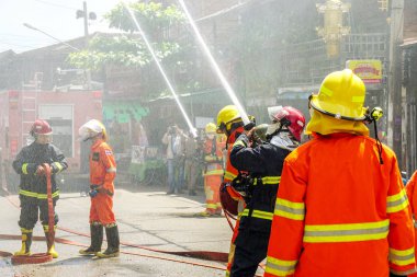 Lampang, Thailand, 07 Eylül 2018: Lampang şehir Konfedere itfaiye grup sprey su ve çok yıllık prova yangın tatbikatı kentsel City yangında gidermek için hortumları kontrol.