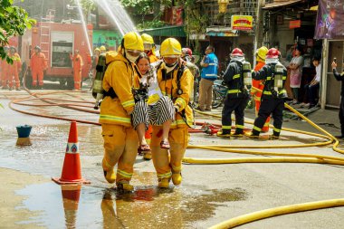 Lampang, Thailand, 07 Eylül 2018: Lampang itfaiye kurtarma ekibi alıyor kaza sahne dışında gerçek yıllık prova yangın tatbikatı kentsel şehir içinde.