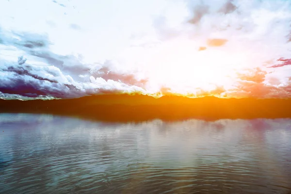 Sylwetka Krajobraz Widok Jeziora Duże Phayao Zachód Słońca Dnia Flary — Zdjęcie stockowe