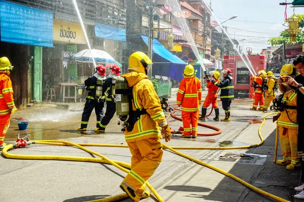 Lampang, Thailand, 07 Eylül 2018: Lampang şehir Konfedere itfaiye grup sprey su ve çok yıllık prova yangın tatbikatı kentsel City yangında gidermek için hortumları kontrol.