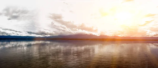 Пейзаж Панорамный Вид Пхаяо Большое Болото День Заката Солнце Вспышки — стоковое фото