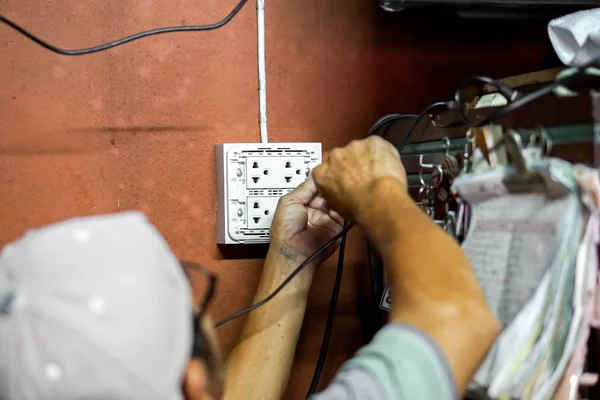 Técnico Reparación Eléctrica Primer Plano Que Sostiene Destornillador Fija Toma —  Fotos de Stock