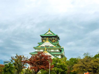 Osaka, Japonya, 19 Mayıs 2018: Görünüm Osaka Kalesi ve renkler sonbahar yaprakları bulutlu gökyüzü arka plan üzerinde.