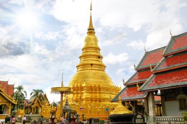 Lumphun, Tayland, 30 Ağustos 2018: Wat Phra That Hariphunchai, Lumphun 'un parlak mavi gökyüzü arka planının manzarası. Bu tapınak Kuzey Tayland 'daki en önemli Budist tapınağıdır..