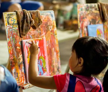 Lampang, Thailand, 06 Ekim 2018: Asyalı küçük kız çalışma ve onu okul sanat sınıf tuval üzerine boya öğrenme.