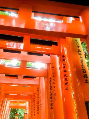 Kyoto, Japonya, 12 Kasım 2015: Fushimi Inari tapınak Kyoto bakmak görünümü kırmızı ahşap direklerin yakın Gates kadar. Şinto tapınak ve Japonya'nın en popüler turistik yerlerinden biri bu.