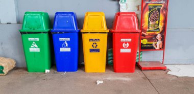 Lampang, Thailand, 30 Eylül 2018: Renkli çöp kutusu alışveriş merkezi atık ayrılması için. Bir ıslak önemsiz, normal önemsiz, önemsiz ve tehlikeli önemsiz için kırmızı geri dönüşüm için sarı mavi için yeşil.