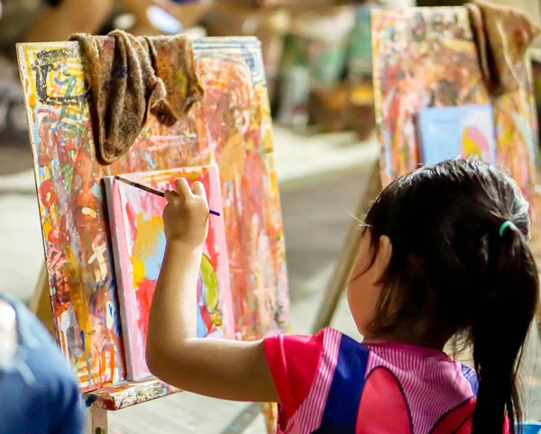 Lampang, Thailand, 06 Ekim 2018: Asyalı küçük kız çalışma ve onu okul sanat sınıf tuval üzerine boya öğrenme.