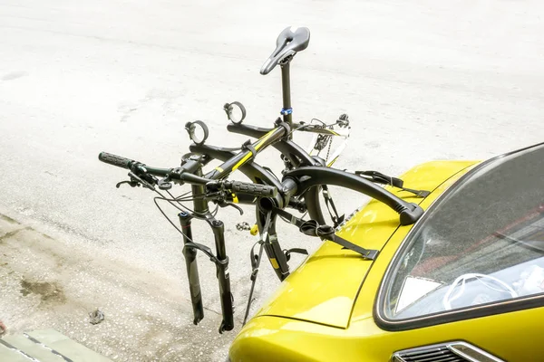 Bicicleta Montaña Negra Instalada Portabicicletas Con Sobre Maletero Amarillo —  Fotos de Stock