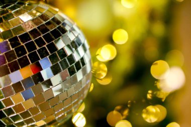 Closeup kristal Noel topları süslü çam ağacı Noel günü ile bulanık ve bokeh Noel ışık arka plan üzerinde .