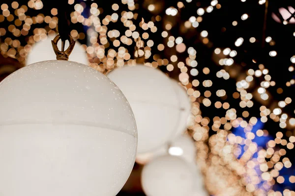 Zbliżenie Dekoracji Wnętrza Tunelu Powiesić Lampy Bożonarodzeniowe Niewyraźne Bokeh Led — Zdjęcie stockowe