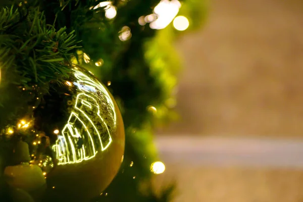 Zbliżenie Złoty Christmas Balls Urządzone Drzewo Sosny Boże Narodzenie Bokeh — Zdjęcie stockowe