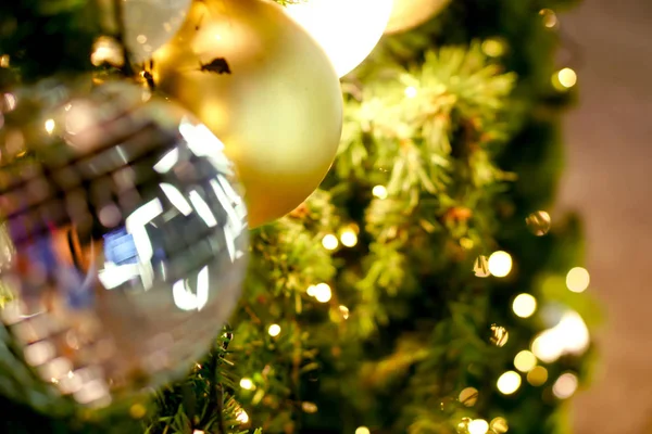Closeup Kristal Van Kerst Ballen Ingericht Pine Tree Kerstdag Met — Stockfoto