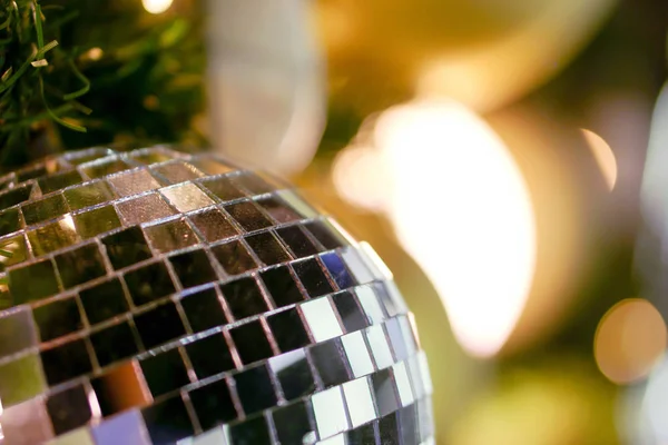 Крупним Планом Кристал Різдвяних Кульок Прикрашений Сосновому Дереві Різдвяний День — стокове фото