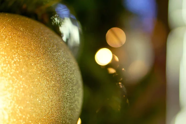 Led 흐릿한 Bokeh와 크리스마스에 소나무에 크리스마스 — 스톡 사진