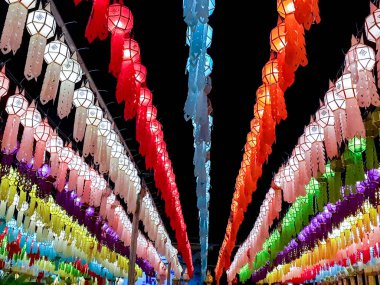 Renkli bakış açısı ve Tay Lanna stil fenerler görünümünü aramak tapınağın önünde Loy Kratong Festivali gece zamanında asmak için.