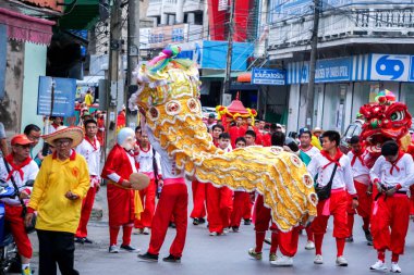 Lampang, Thailand, 12 Aralık 2018: Çin aslanı dansçı performans tiyatro grubu Çin açıdan Lampang şehir Çin yeni yılı gelecek yıl tarih öncesi Tanrı kutlama.