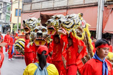 Lampang, Thailand, 12 Aralık 2018: Çin tiger dansçı ve performans tiyatro grubu Çin açıdan Lampang şehir Çin yeni yılı gelecek yıl tarih öncesi Tanrı kutlama.