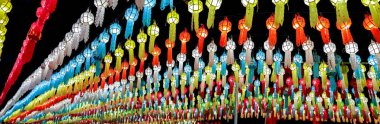 Tapınağın önünde Loy Kratong Festivali gece zamanında asmak için Tay Lanna stil fenerler, renkli panorama ve perspektif görüntülemek.