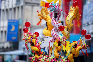 Lampang, Thailand, 12 Aralık 2018: küçük Çinli ejderha ve aslan dans satmak için oyuncaklar Çin geçit töreni içinde Closeup saygı Çin Tanrılar kutlama