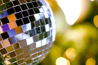 Closeup kristal Noel topları süslü çam ağacı Noel günü ile bulanık ve bokeh Noel ışık arka plan üzerinde .