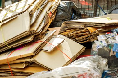Lamapang, Tayland, 10 Ekim 2018: Closeup bin adam satıcı evden geri dönüştürülebilir atık. Bin adam satıcı ülkenin daha fazla atık miktarını azaltır Tayland bir iştir. Geri dönüşüm için