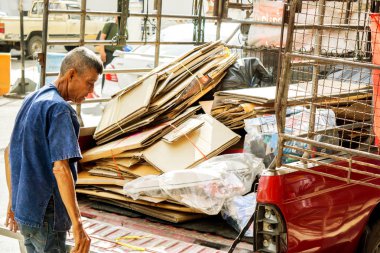 Lamapang, Tayland, 10 Ekim 2018: Tay bin adam satıcı ile evden geri dönüştürülebilir atık. Bin adam satıcı ülkenin daha fazla atık miktarını azaltır Tayland bir iştir. Geri dönüşüm için