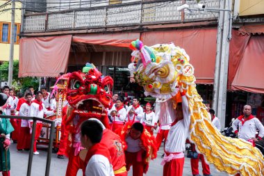 Lampang, Thailand, 12 Aralık 2018: Çin aslanı dansçı performans tiyatro grubu Çin açıdan Lampang şehir Çin yeni yılı Şubat öncesi Tanrılar kutlama dans.