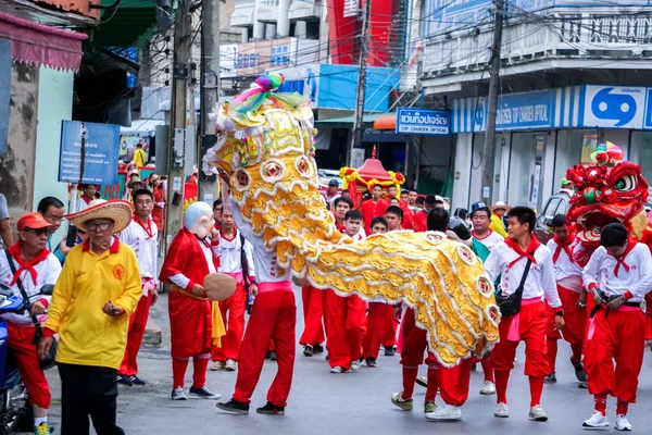 Lampang, Thailand, 12 Aralık 2018: Çin aslanı dansçı performans tiyatro grubu Çin açıdan Lampang şehir Çin yeni yılı gelecek yıl tarih öncesi Tanrı kutlama.
