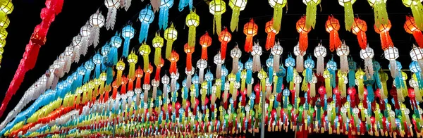 Tapınağın önünde Loy Kratong Festivali gece zamanında asmak için Tay Lanna stil fenerler, renkli panorama ve perspektif görüntülemek.