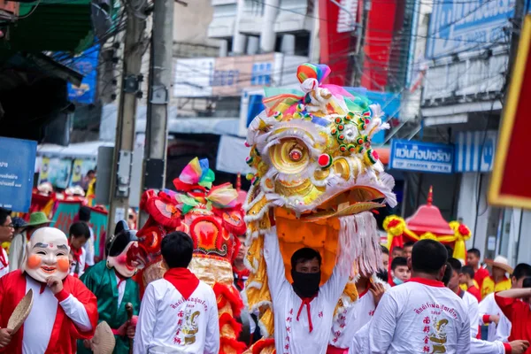 Lampang, Thailand, 12 Aralık 2018: Çin aslanı dansçı performans tiyatro grubu Çin açıdan Lampang şehir Çin yeni yılı gelecek yıl tarih öncesi Tanrı kutlama.
