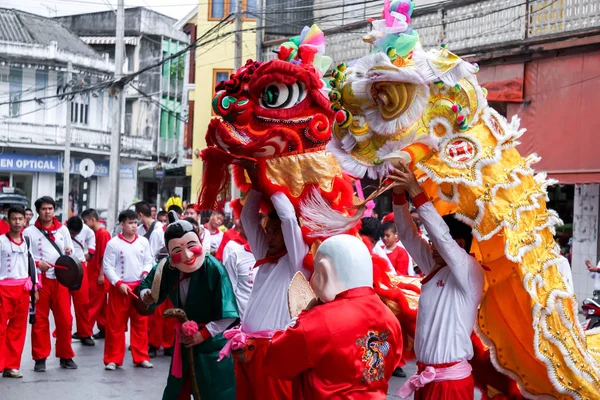 Lampang, Thailand, 12 Aralık 2018: Closeup Çin aslanı dansçı ve yaşlı adam performans Çince saygı Lampang şehir Çin yeni yılı gelecek yıl tarih öncesi Tanrı kutlama.
