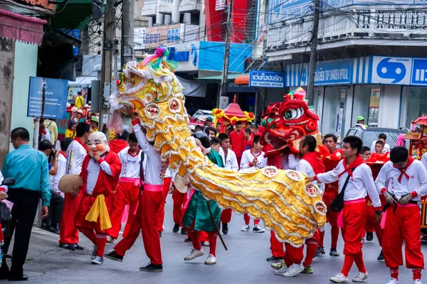 Lampang, Thailand, 12 Aralık 2018: Çin aslanı dansçı performans tiyatro grubu Çin açıdan Lampang şehir Çin yeni yılı gelecek yıl tarih öncesi Tanrı kutlama.