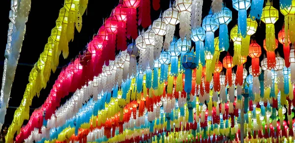 Tapınağın önünde Loy Kratong Festivali gece zamanında asmak için Tay Lanna stil fenerler, renkli panorama ve perspektif görüntülemek.